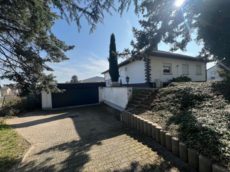 Hausansicht mit Doppelgarage Bad Kreuznach-Winzenheim Bungalow Einmalige Gelegenheit! Bungalow mit park�hnlichem Grundst�ck in Bad Kreuznach-Winzenheim