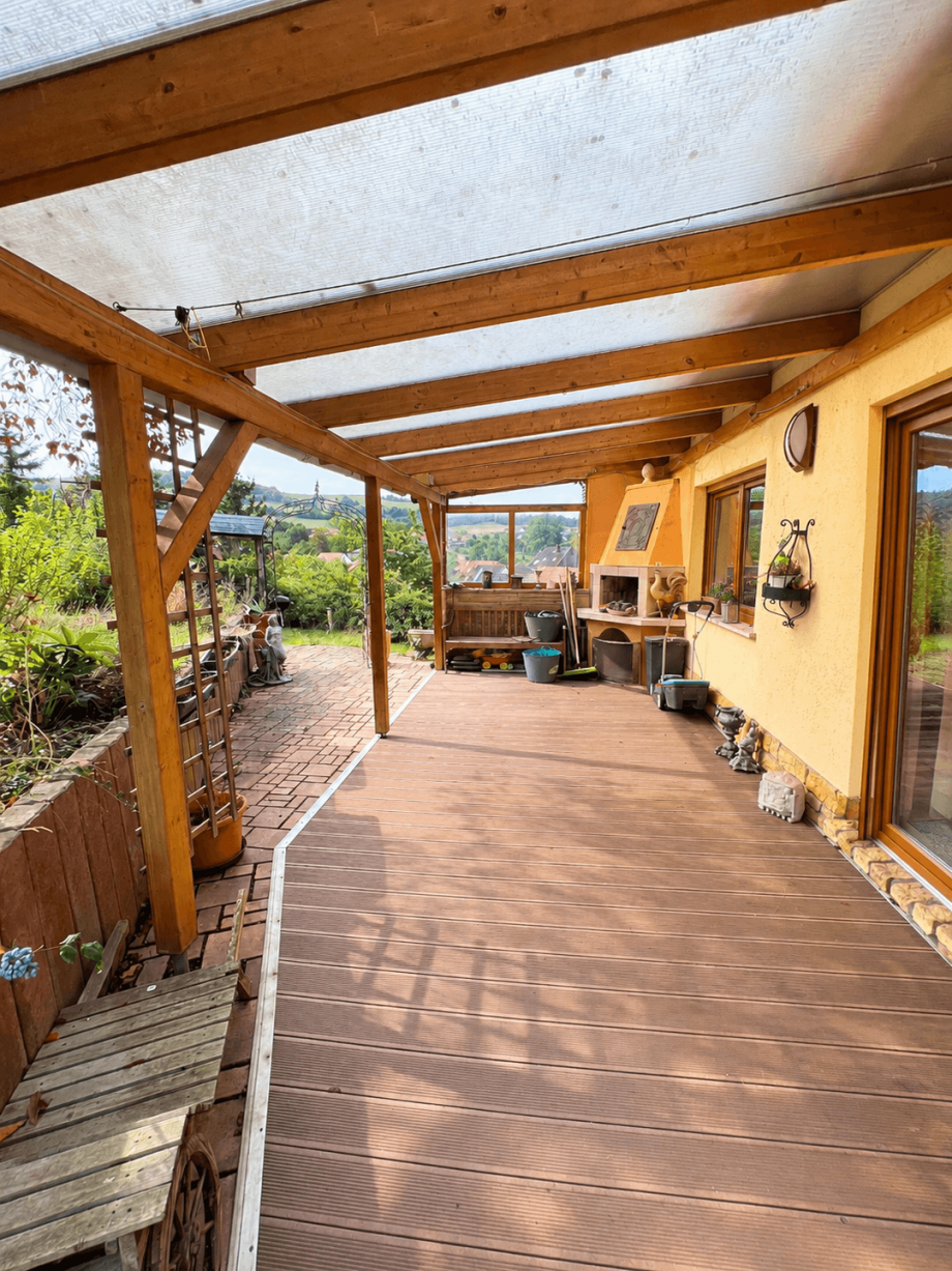 Eingang und Terrasse Hinterhaus KI modifiziert Renditeobjekt Odernheim