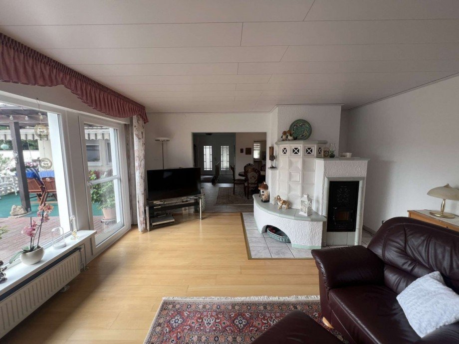 Wohnzimmer mit Blick ins Esszimmer und Diele Bungalow Bad Sobernheim