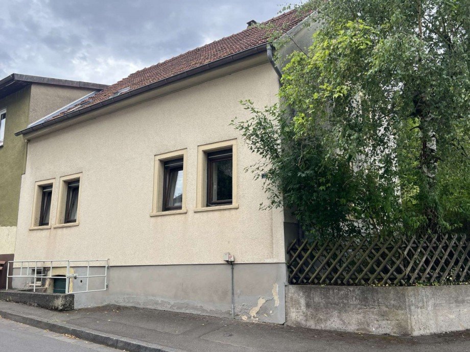 Hausansicht mit Eingang zum Gew�lbekeller Einfamilienhaus Feilbingert