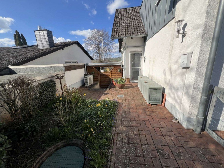 seitliche Terasse und Carport Zweifamilienhaus Meddersheim