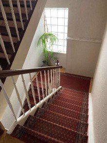 Treppenaufgang Preisreduzierung! Bauernhaus und idyllischem Innenhof, Scheune und Nebengeb�uden