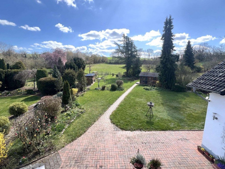 Blick von Balkon Wohnzimmer DG in Garten Zweifamilienhaus Meddersheim