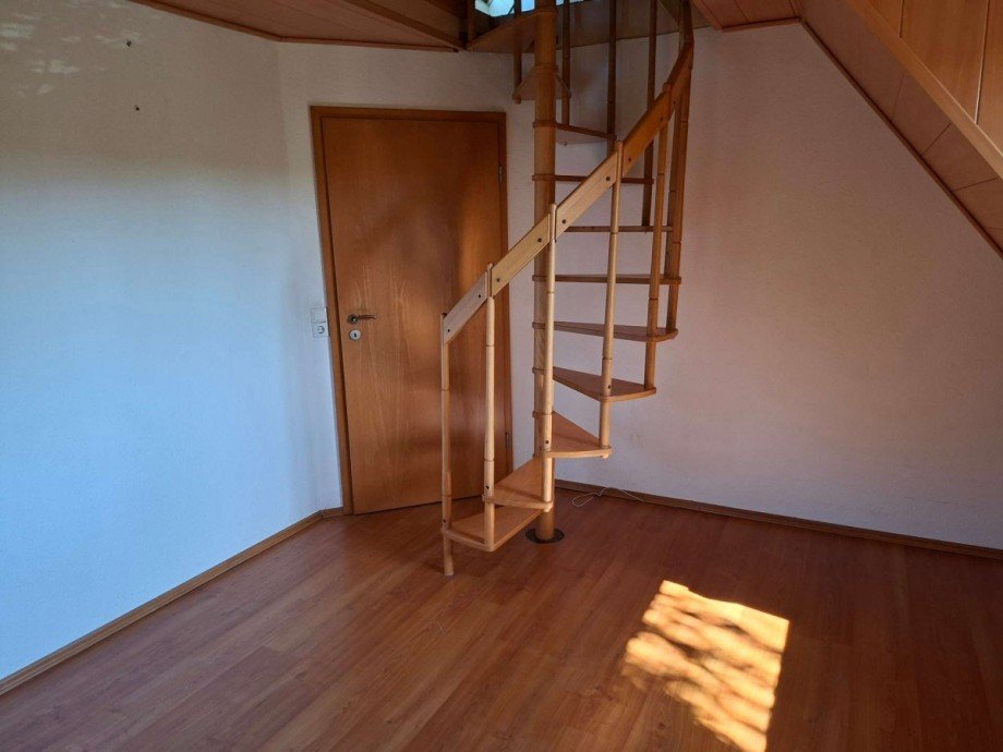 Zimmer DG mit Treppe zum Spitzboden Haus Waldb�ckelheim