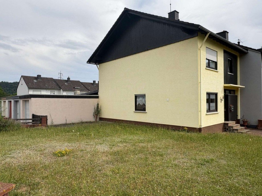 Ansicht seitlich mit Garage Reihenendhaus Simmertal