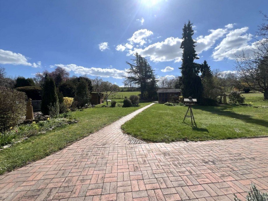 Blick in Garten von Terrasse Zweifamilienhaus Meddersheim