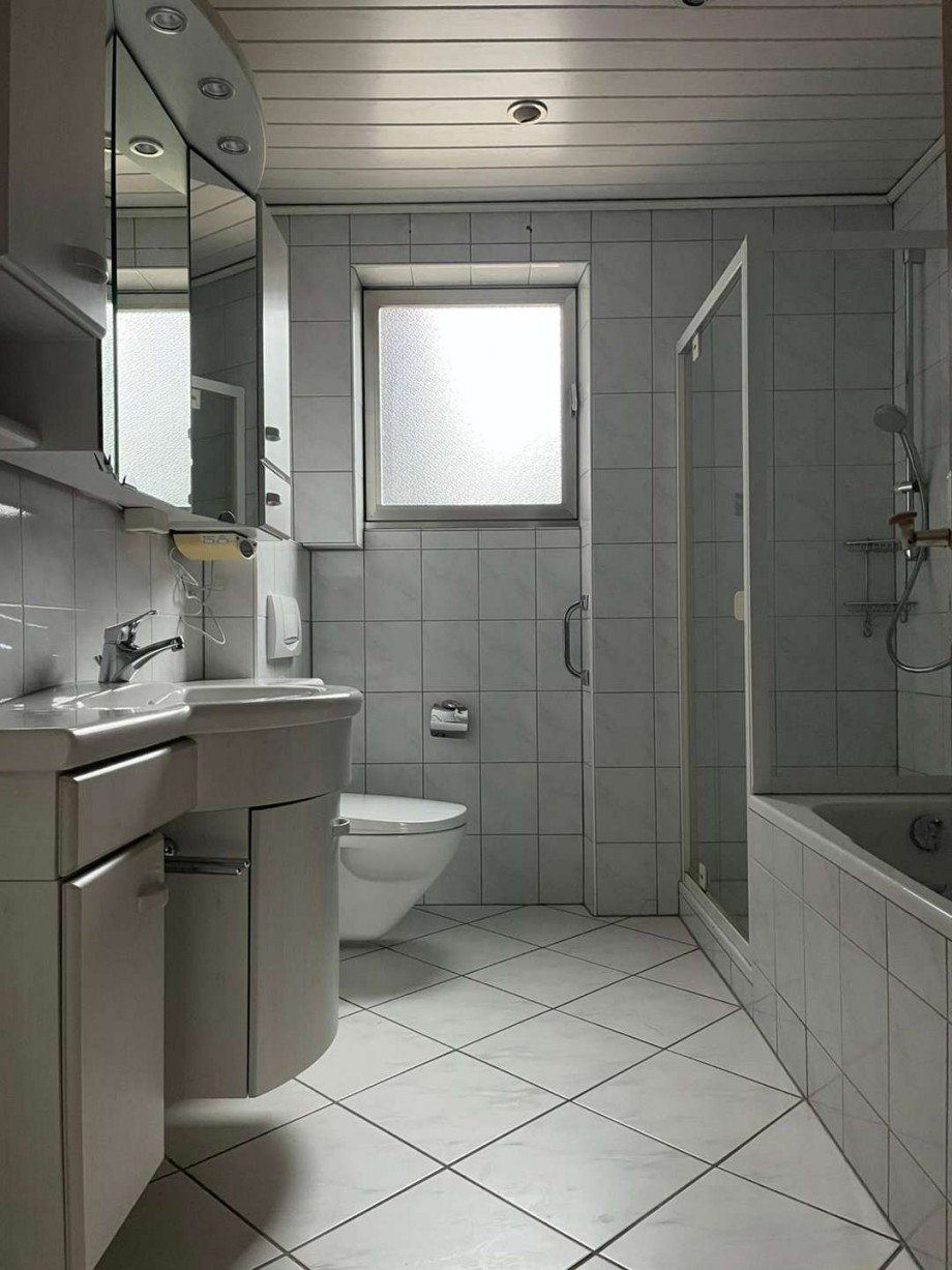 Badezimmer mit Wanne und Dusche Einfamilienhaus Bad Sobernheim