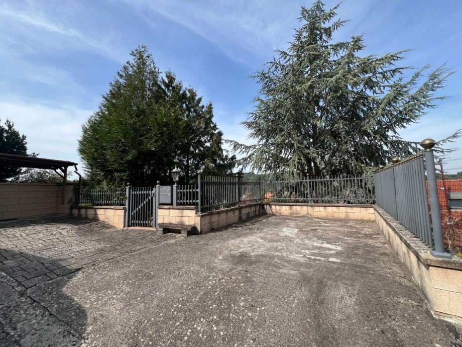 Parkpl�tze und Eingang Hinterhaus Einfamilienhaus Odernheim