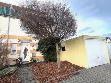 Vorderansicht mit Garage TOP-GELEGENHEIT! Doppelhaush�lfte mit Dachterrasse in Toplage von Bad Kreuznach-Planig zu verkaufen