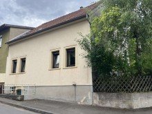 Hausansicht mit Eingang zum Gew�lbekeller Top-Gelegenheit! Einfamilienhaus mit kleinem Innenhof und Garten in Feilbingert zu verkaufen