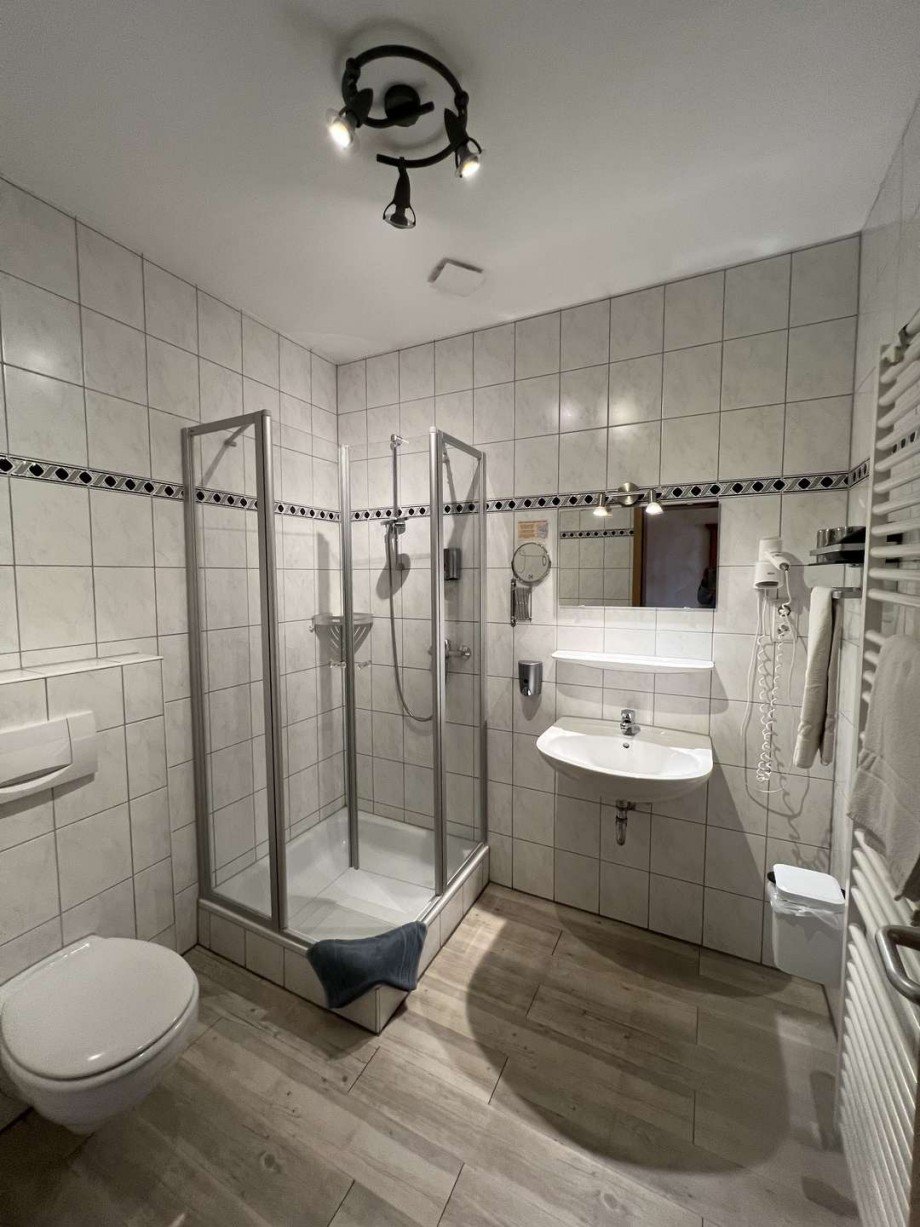 Bad eines Zimmers Etagenwohnung Waldb�ckelheim