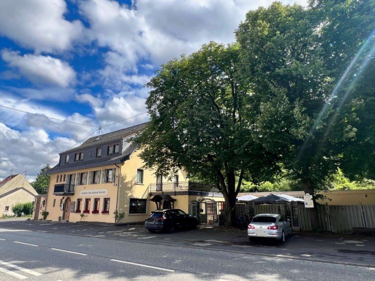 Hausansicht Martinstein Pensionen EINMALIGE GELEGENHEIT! Pension mit Restaurant in zentraler Lage in Martinsstein zu verkaufen.