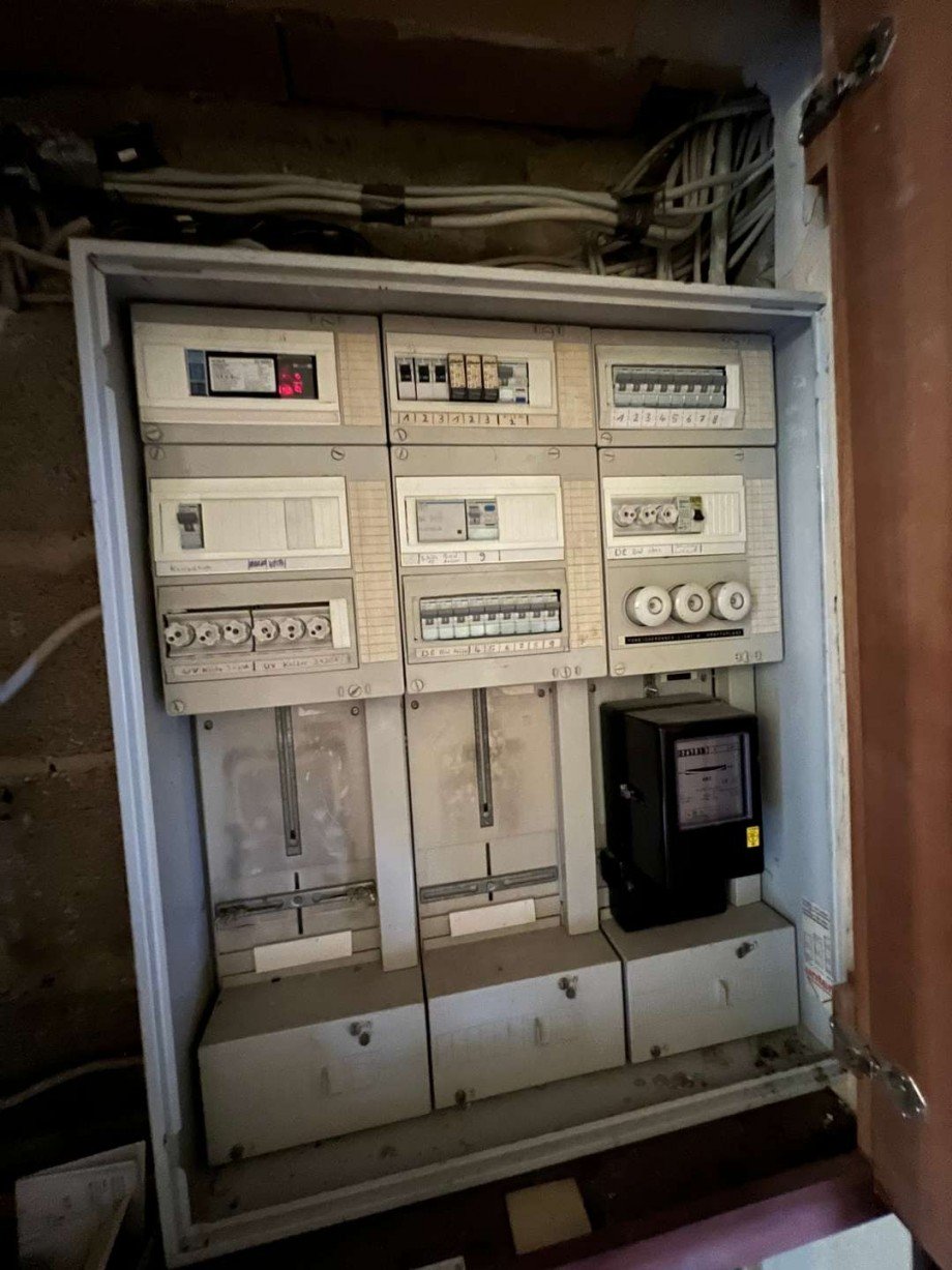 Elektrokasten im Hinterhaus Einfamilienhaus Odernheim