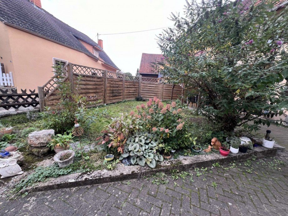 Gr�nfl�che vor Haus Einfamilienhaus Breitenheim