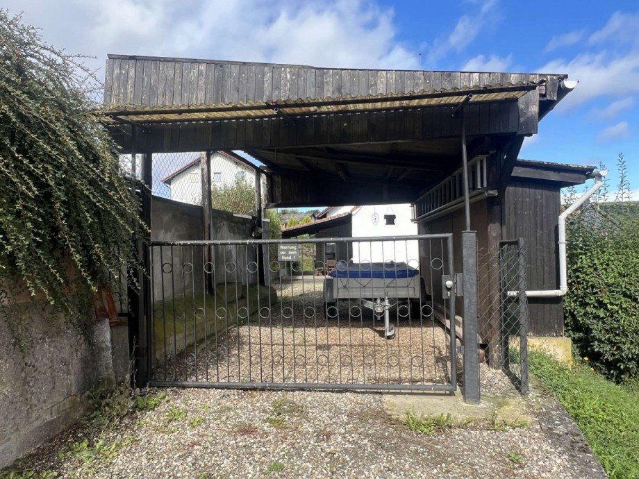 Untere Einfahrt zum Carport und Haus Renditeobjekt Lauterecken