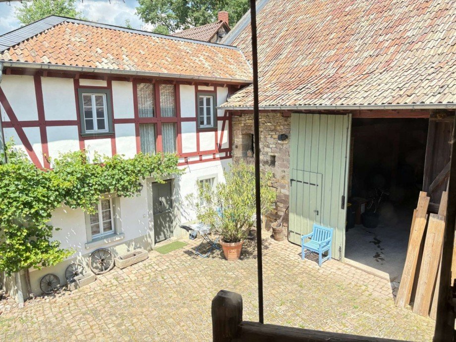 Blick Gesindehaus und Scheune Haus Zotzenheim