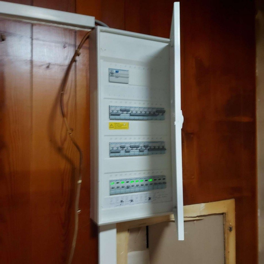 Elektrounterverteilung Wohn- / Gesch�ftshaus Hallgarten