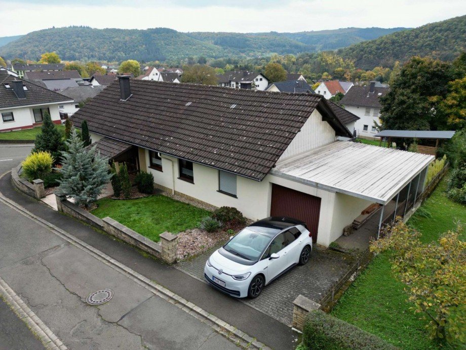 Seitlich Vorderseite Haus Simmertal