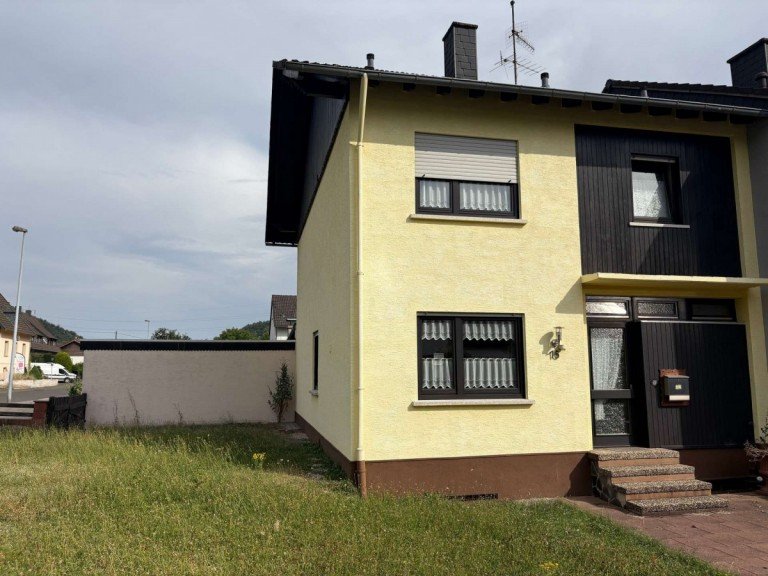 Frontansicht Simmertal Reihenendhaus Gem�tliches Reihenendhaus mit toller Raumaufteilung und gro�em Grundst�ck