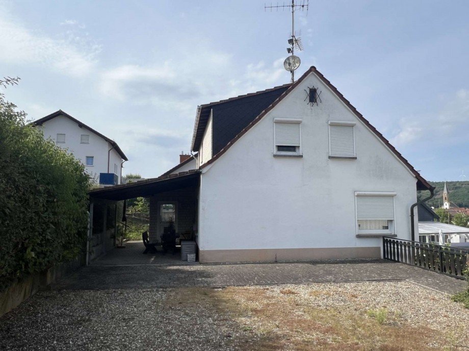 Seitenansicht mit �berdachter Terrasse Einfamilienhaus Lauterecken