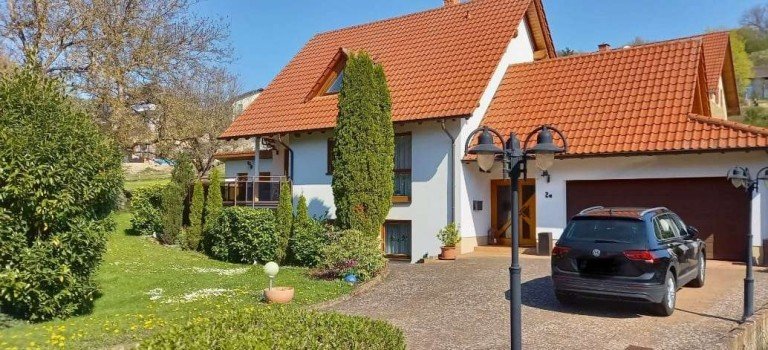 Hausansicht Obermoschel Einfamilienhaus Top-Gelegenheit! Gro�z�giges, gepflegtes Einfamilienhaus in Obermoschel zu verkaufen!