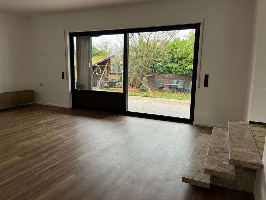 Wohnzimmer mit Blick Richtung Terrasse Einfamilienhaus Bad Sobernheim