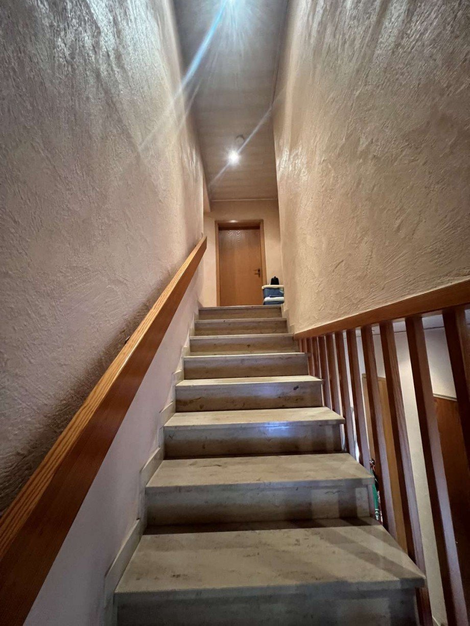 Treppe EG zu OG Haus 1 Zweifamilienhaus Aschbach