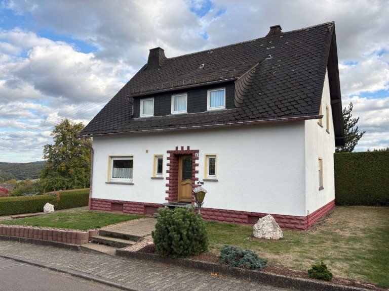 Frontansicht Rhaunen Einfamilienhaus Gem�tliches Einfamilienhaus mit gro�em Gartengrundst�ck