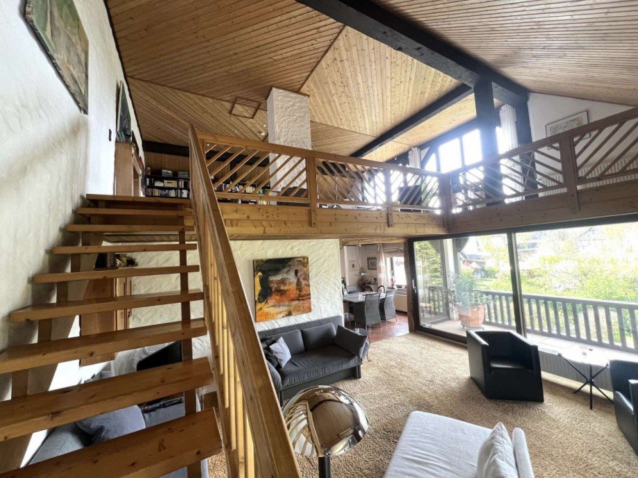Blick ins Wohnzimmer und Galerie Einfamilienhaus Tiefenbach