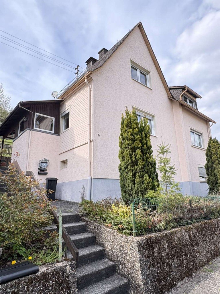 Ansicht seitlich Idar Oberstein Einfamilienhaus Gem�tliches Einfamilienhaus mit gro�em Grundst�ck