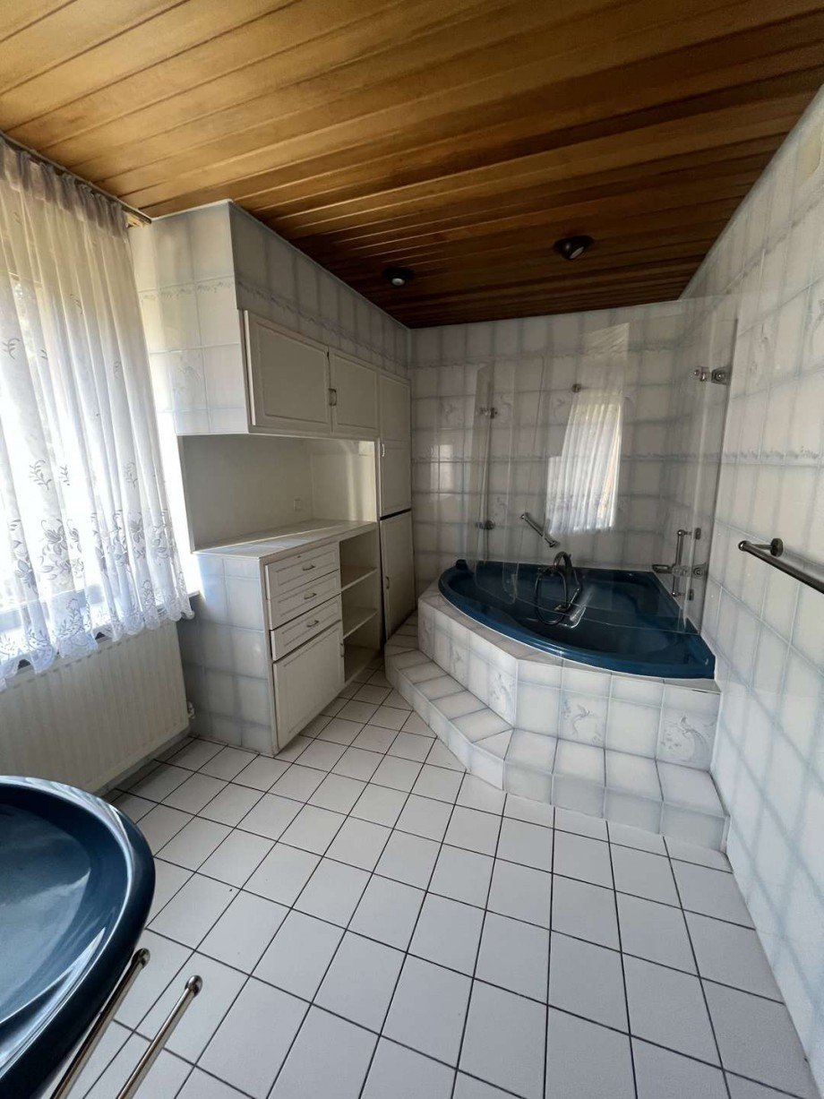 Bad 1 mit Wanne OG Einfamilienhaus Kirn-Sulzbach