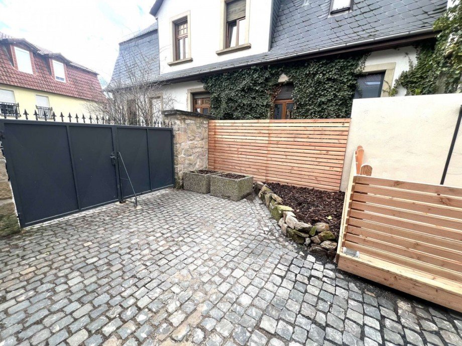 Innenhof mit Tor Dachgeschosswohnung Nu�baum