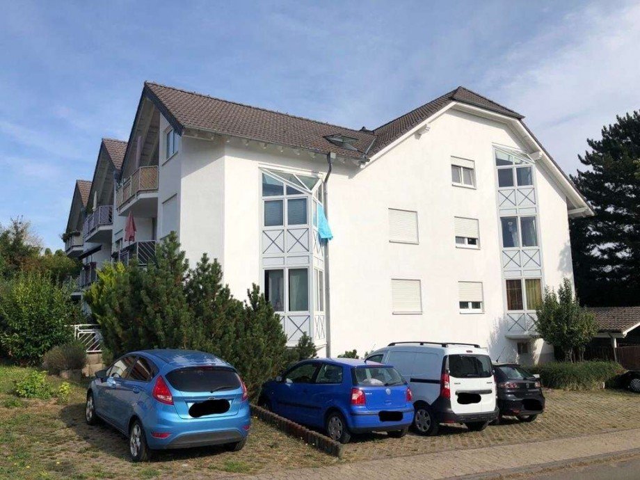 Hausansicht mit Parkplatz Souterrainwohnung Hackenheim
