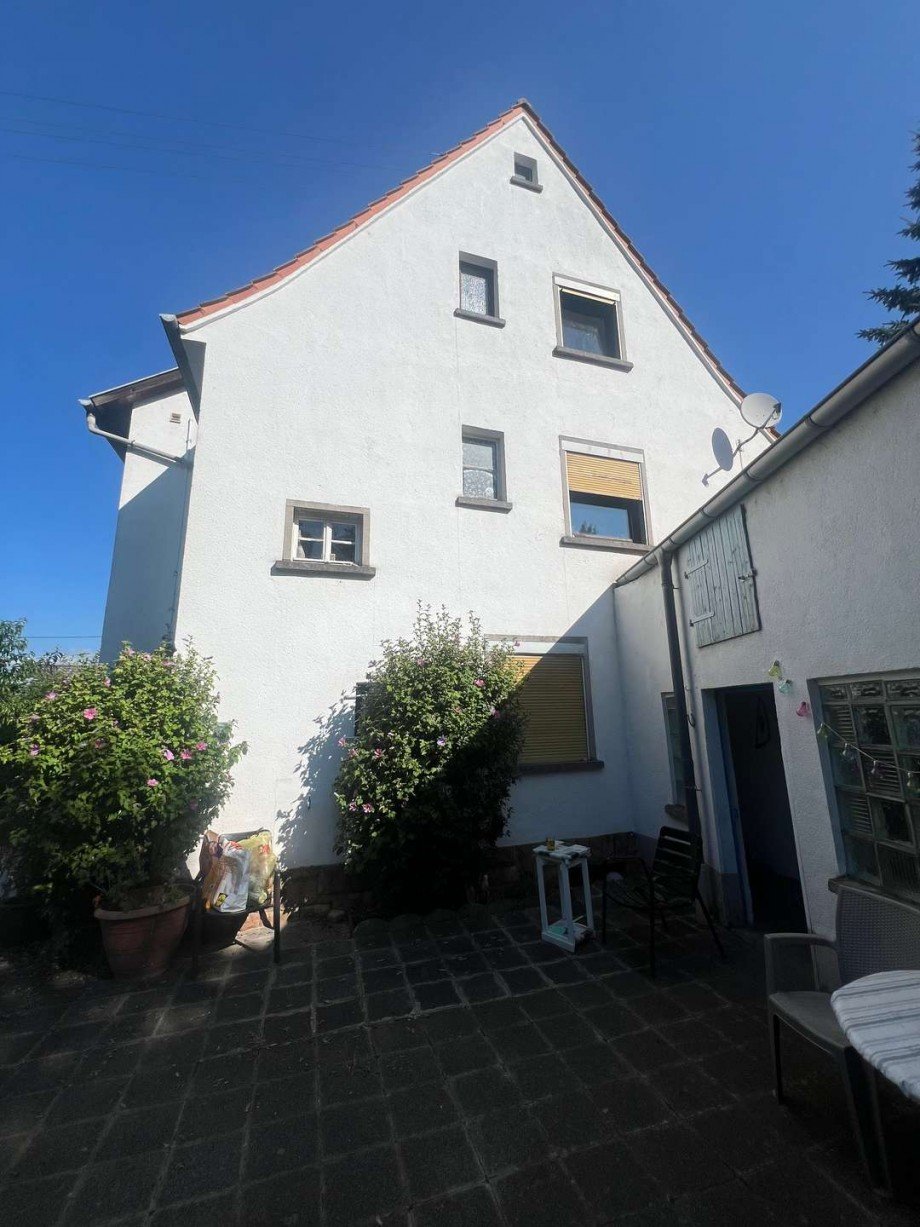 R�ckansicht mit Nebengeb�ude Mehrfamilienhaus H�ffelsheim