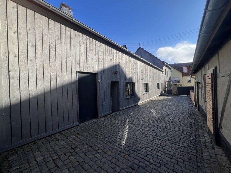 Hinterhaus Nu�baum Dachgeschosswohnung Erstbezug nach Renovierung! 3 Zimmer, K�che mit EBK, Bad in Nu�baum zu vermieten!