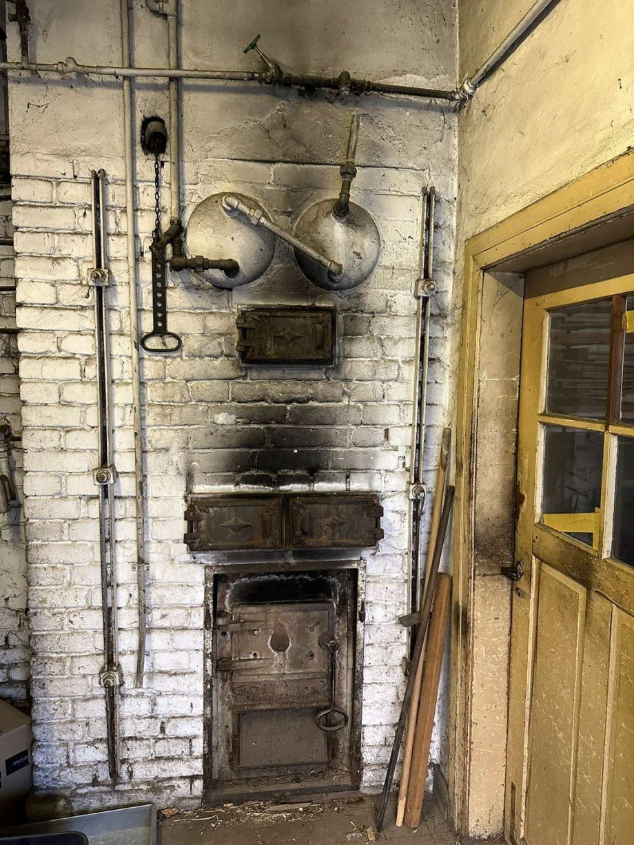 Seitenansicht alter Backofen Haus Eppenbrunn