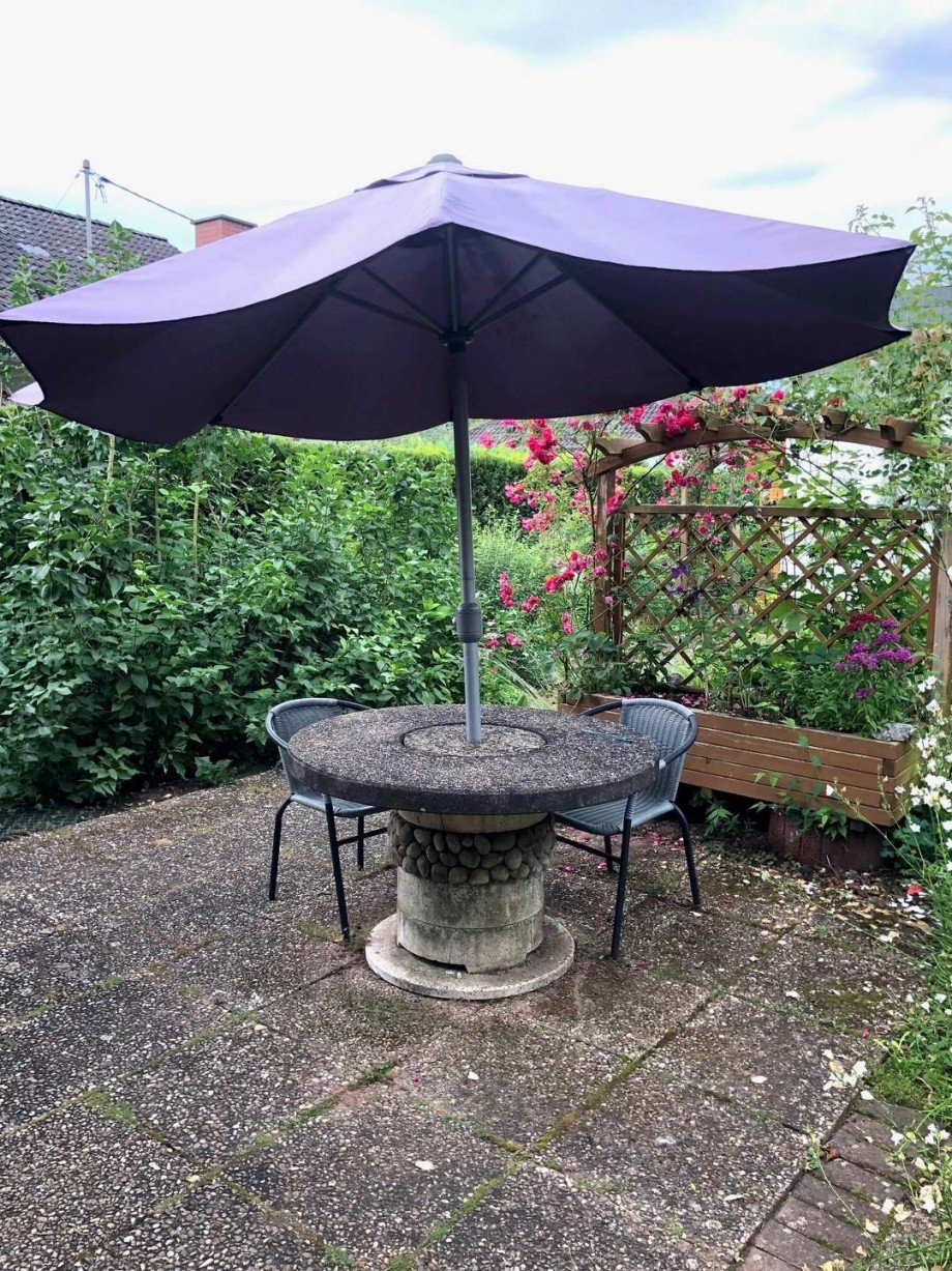 Sitzecke mit Tisch im Garten Haus Bad Sobernheim