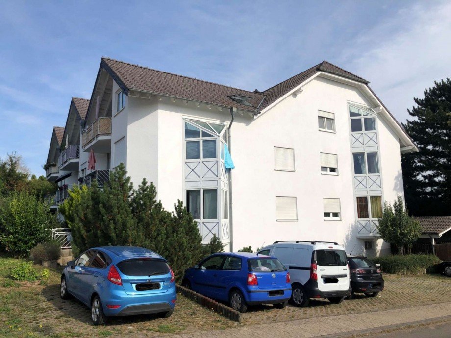 Hausansicht mit Parkpl�tzen Wohnung Hackenheim