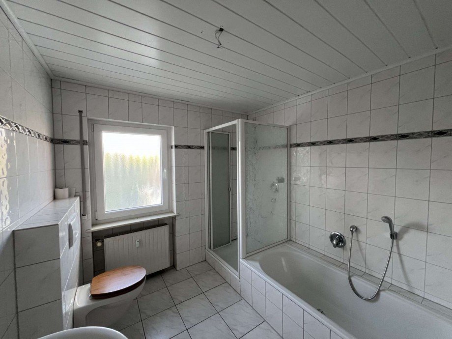 Bad OG Wohnung Mehrfamilienhaus Becherbach