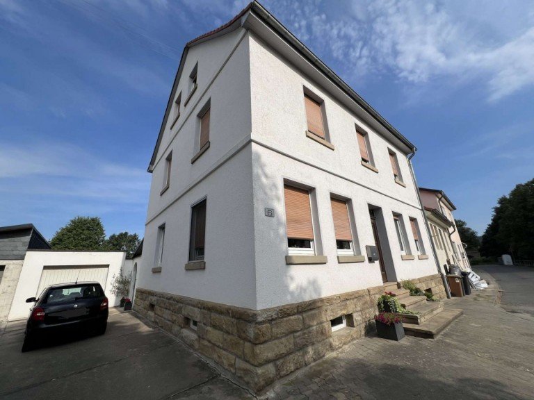 Vorder und Seitenansicht Haus Staudernheim Haus TOP-GELEGENHEIT! Gro�es Einfamilienhaus mit sch�nem Garten und Terrasse in Staudernheim zu verkaufen