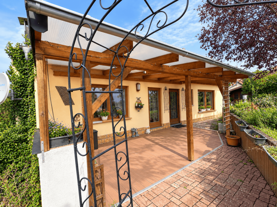 Eingang und Terrasse Hinterhaus KI modifiziert Einfamilienhaus Odernheim