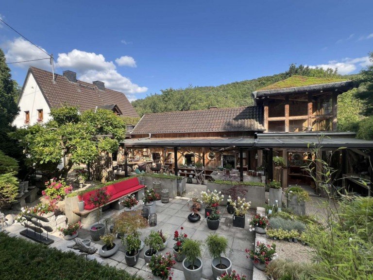 Hausansicht mit Anbau Idar-Oberstein Einfamilienhaus Traumimmobilie mit exklusivem Gartenparadies u. einzigartigem Ambiente zu verkaufen!