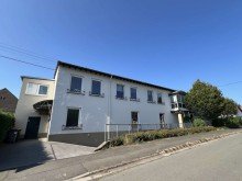 R�ckansicht mit Zufahrt Ladenlokal/Snack- oder Delikatessenlounge in Bad Sobernheim zu vermieten.