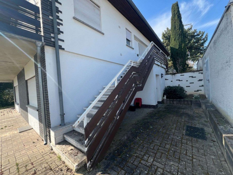 Seitenansicht mit Treppe zur ELW Bungalow Bad Kreuznach-Winzenheim