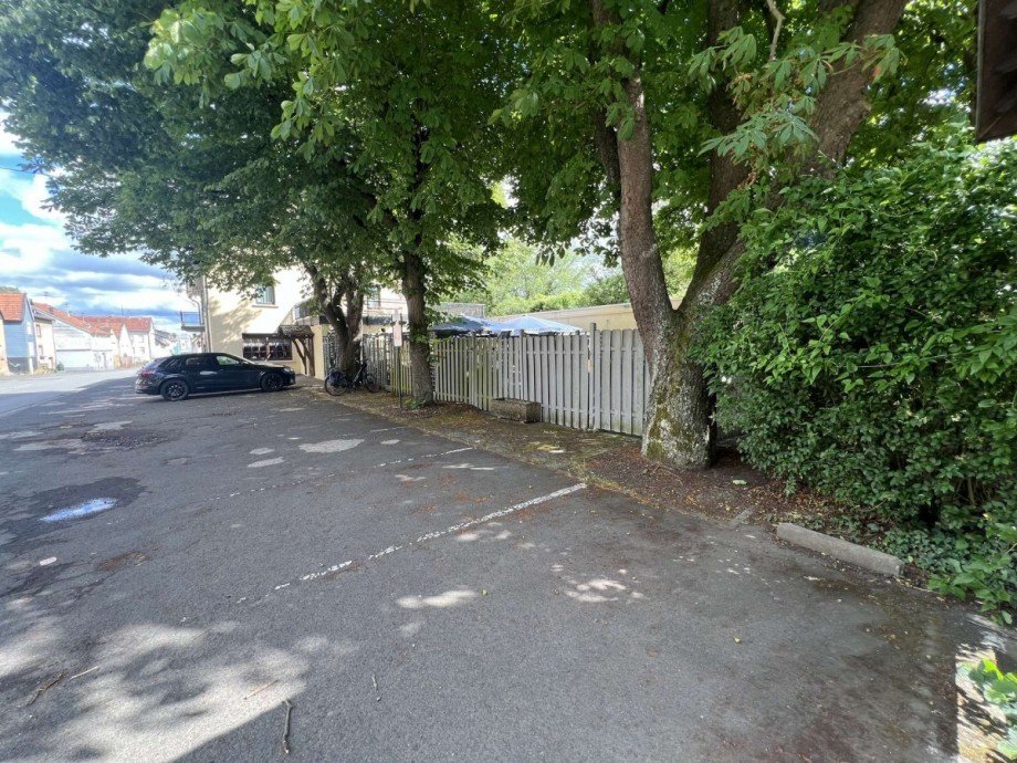 KFZ-Stellpl�tze vor Haus Haus Martinstein