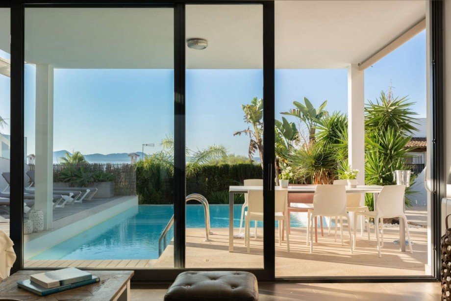 �berdachte Terasse mit Pool Ferienhaus Alcanada / Mallorca
