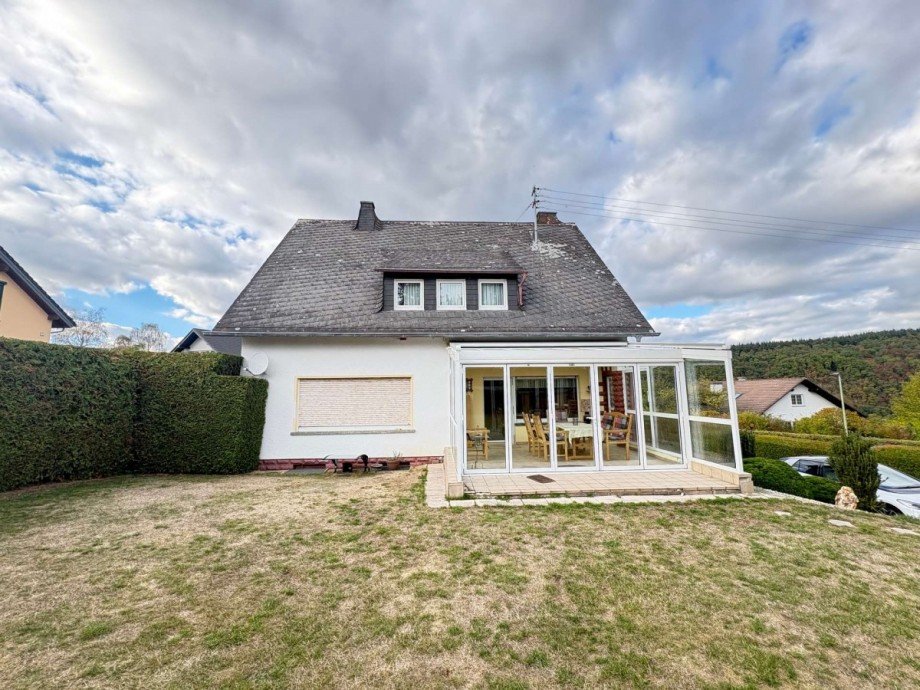 R�ckansicht mit Wintergarten Einfamilienhaus Rhaunen