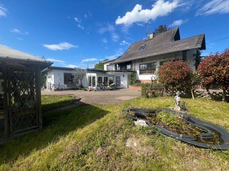 Hausr�ckansicht mit Anbau Wiesbaden Einfamilienhaus Top-Gelegenheit! Anwesen mit gro�em Grundst�ck vor den Toren von Wiesbaden zu vermieten!