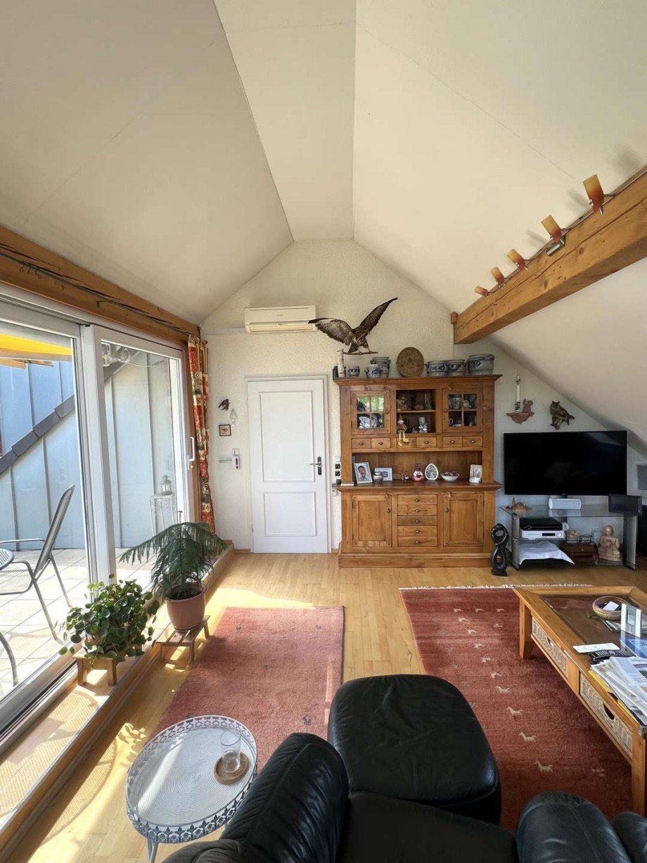 Wohnzimmer mit Zugang zu BalkonDG Zweifamilienhaus Meddersheim