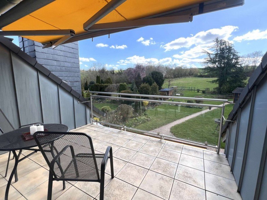 Balkon Wohnzimmer mit Blick in Garten DG Zweifamilienhaus Meddersheim